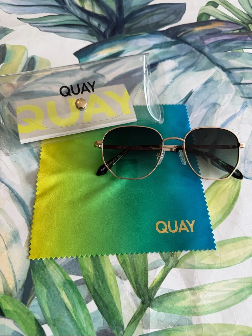 QUAY Big Time sunglasses- Green & Gold  case and cleaning cloth included